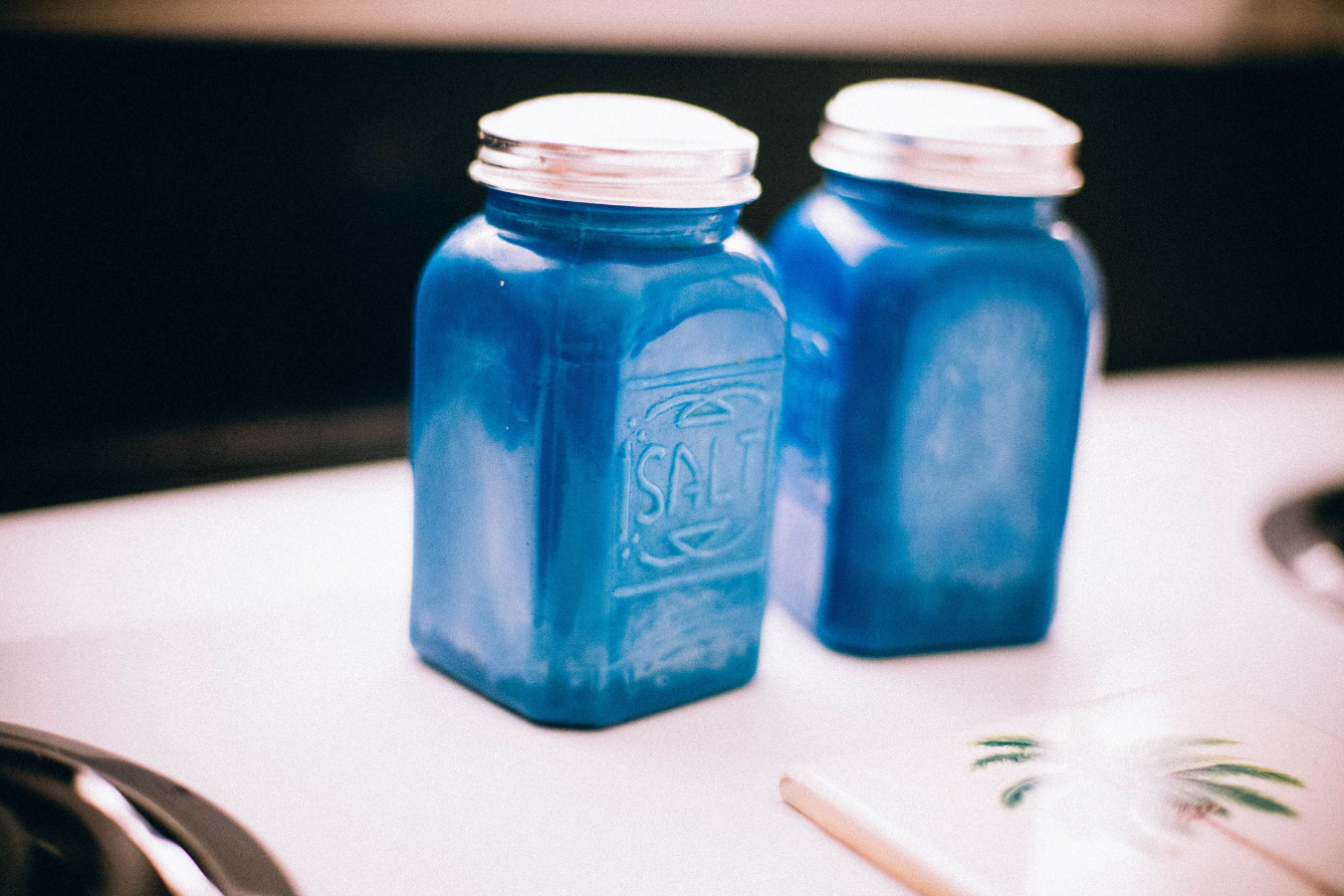 Dodatki w kuchni hampton mogą być z grubego szkła o niebieskim odcieniu.